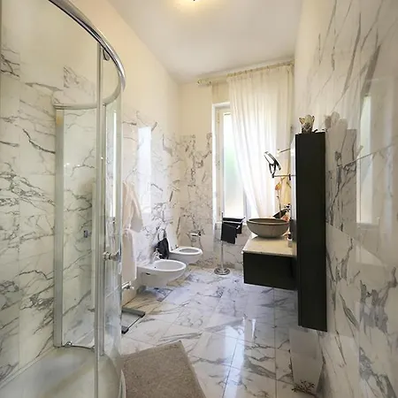 Sleeps 6 With Air Con Apartment Cernobbio